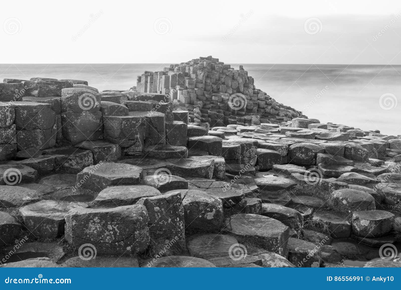 the giant`s causeway black and white