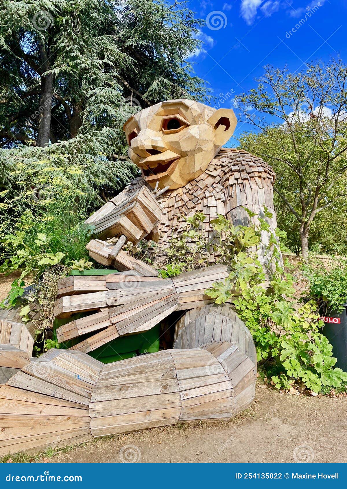 Giant Troll at Kew Gardens editorial photography. Image of backyard ...