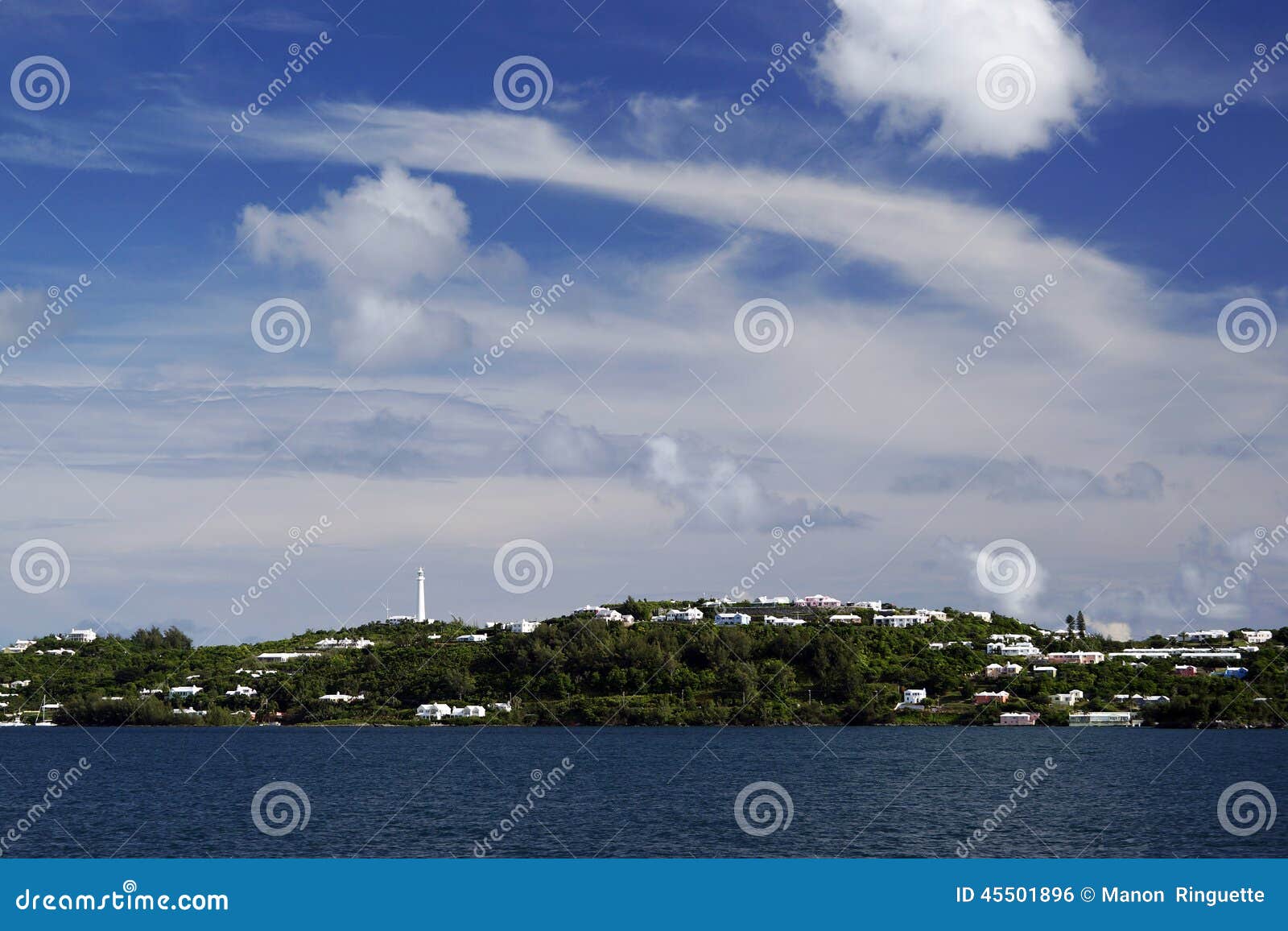 Gibbs Hügel-Leuchtturm, Bermuda. Gibbs Hügel-Leuchtturm in Southampton-Gemeinde, Bermuda ist einer der ältesten Leuchttürme in der Welt, die vom Roheisen gemacht wird und geht bis 1846 zurück 362 Fuß über Meeresspiegel, die Leuchtturmstände schützt über Bermudas Küstenlinien und gefährlichen Riffen