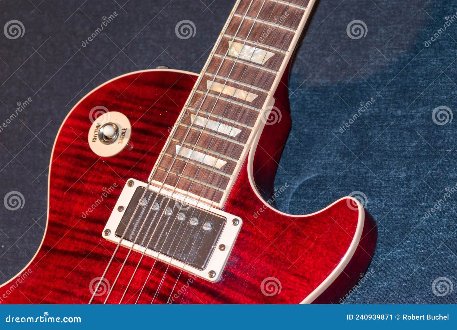 Bailarín Reproducir superficie Gibson Les Paul Americano Estándar Guitarra Eléctrica En Rojo Imagen de  archivo - Imagen de rojo, lecciones: 240939871