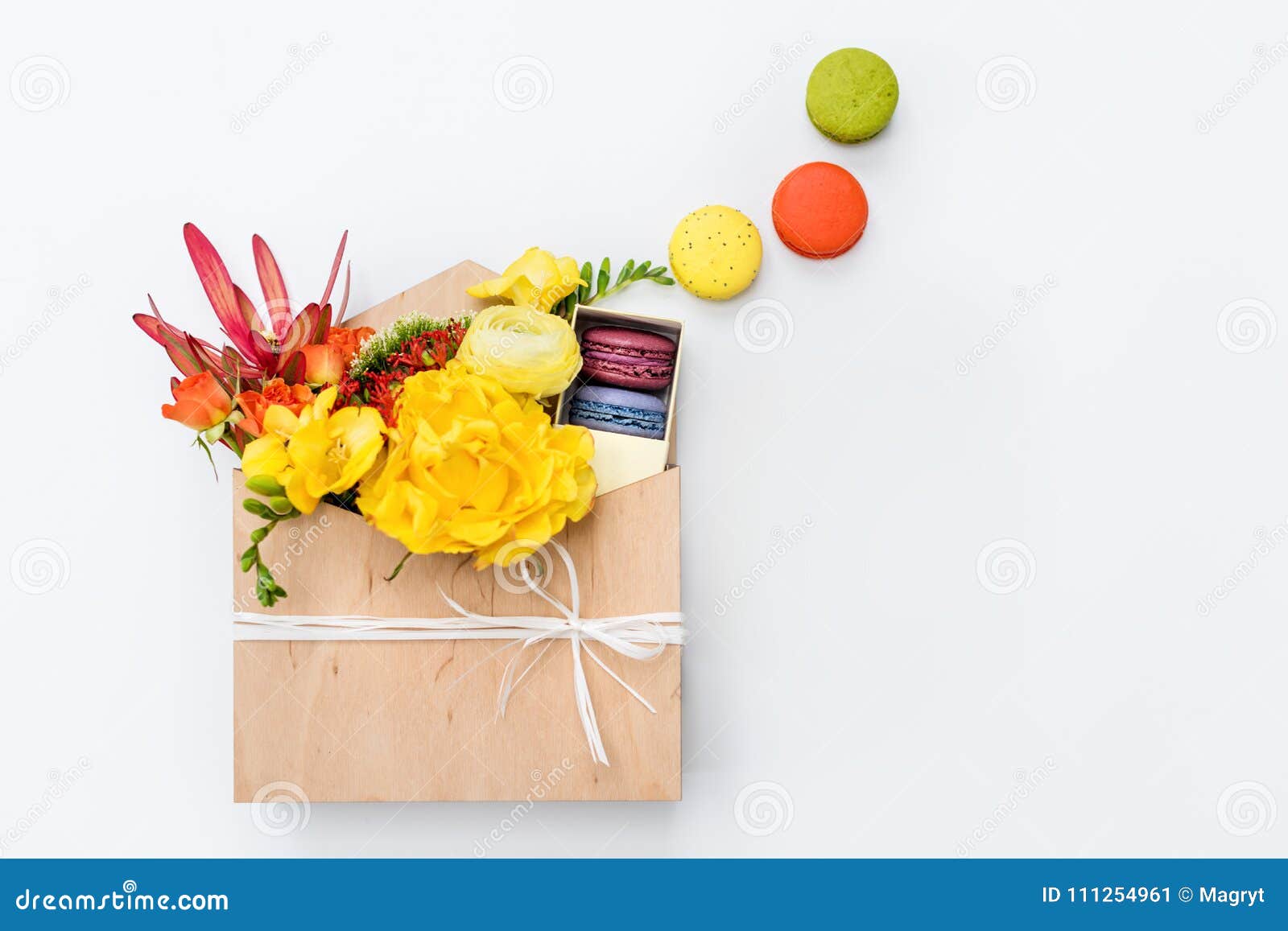 Giftbox Con Las Flores Y Los Dulces Macarrones Y Ramo De La Primavera En  Caja De Madera En El Fondo Blanco Imagen de archivo - Imagen de presente,  flor: 111254961