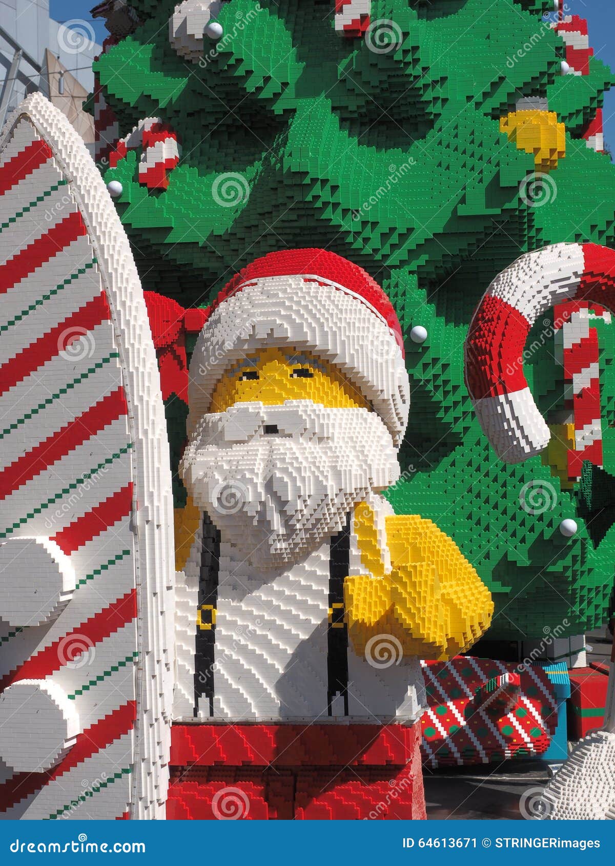 Gigante Lego Santa Davanti Ad Un Albero Di Natale E Ad Un Surf