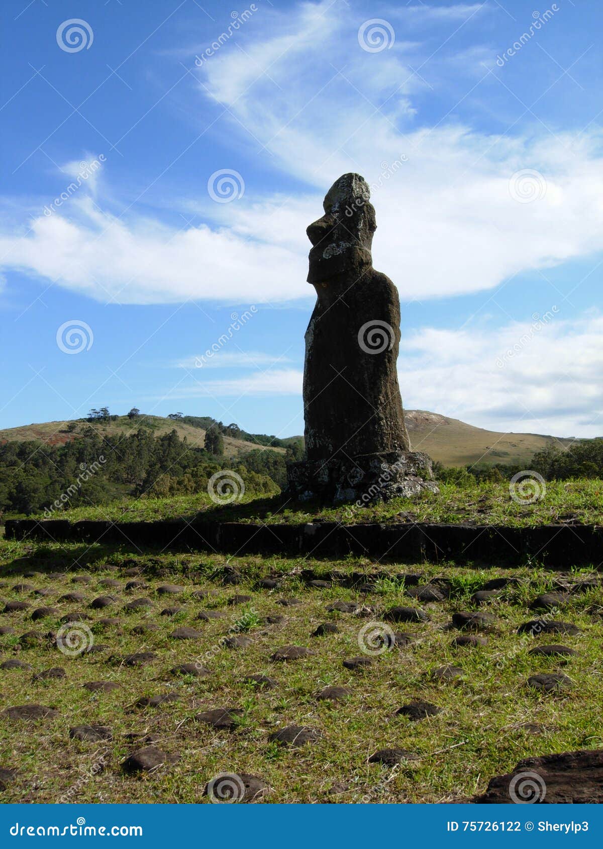 bloquear Miedo a morir Corresponsal Gigante Solitario Moai En La Isla De Pascua Foto de archivo - Imagen de  piedra, estatuas: 75726122