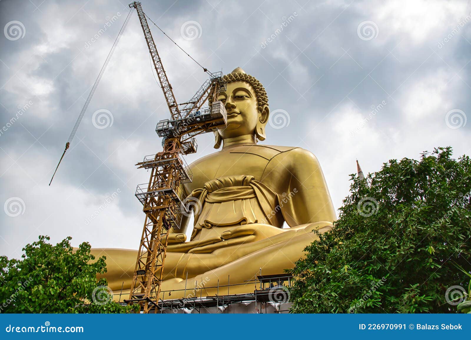 Gouden Boeddha - Standbeeld Dhammakaya Thep Mongkol Buddha in De Bouwplaats Van De Paknam Bhasicharoen Tempel Stock Afbeelding - of bouw, 226970991