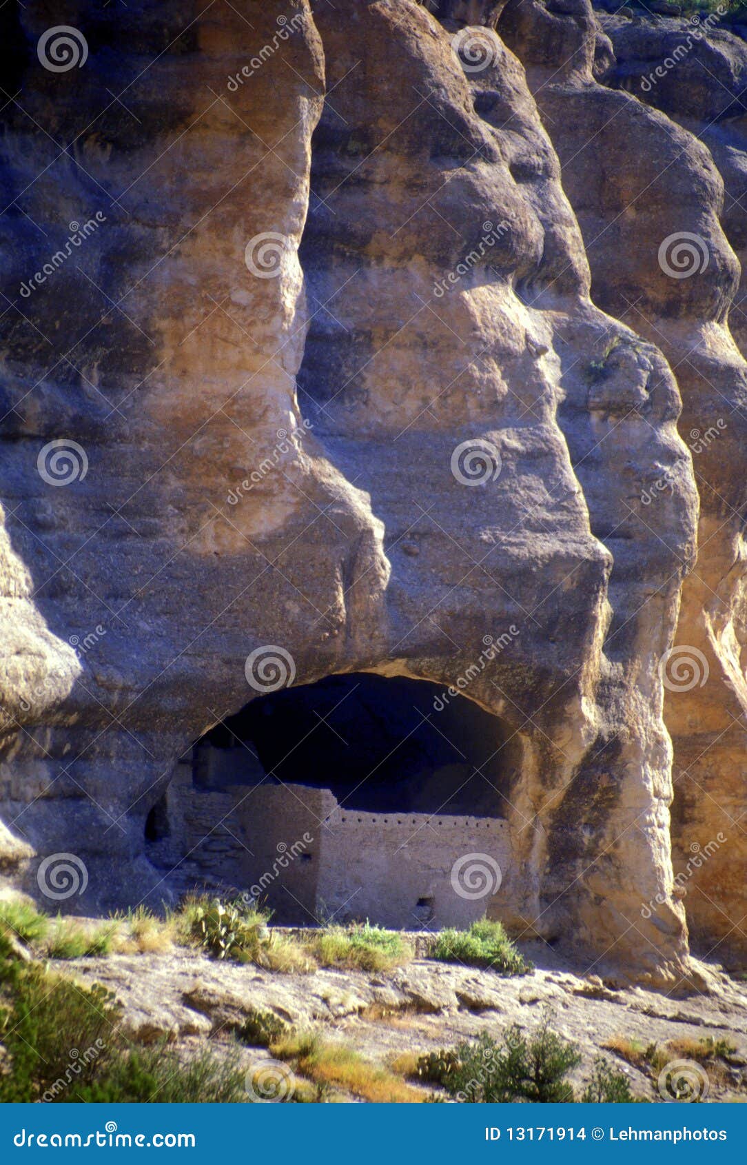 gila cliff dwellings cave structure in the desert