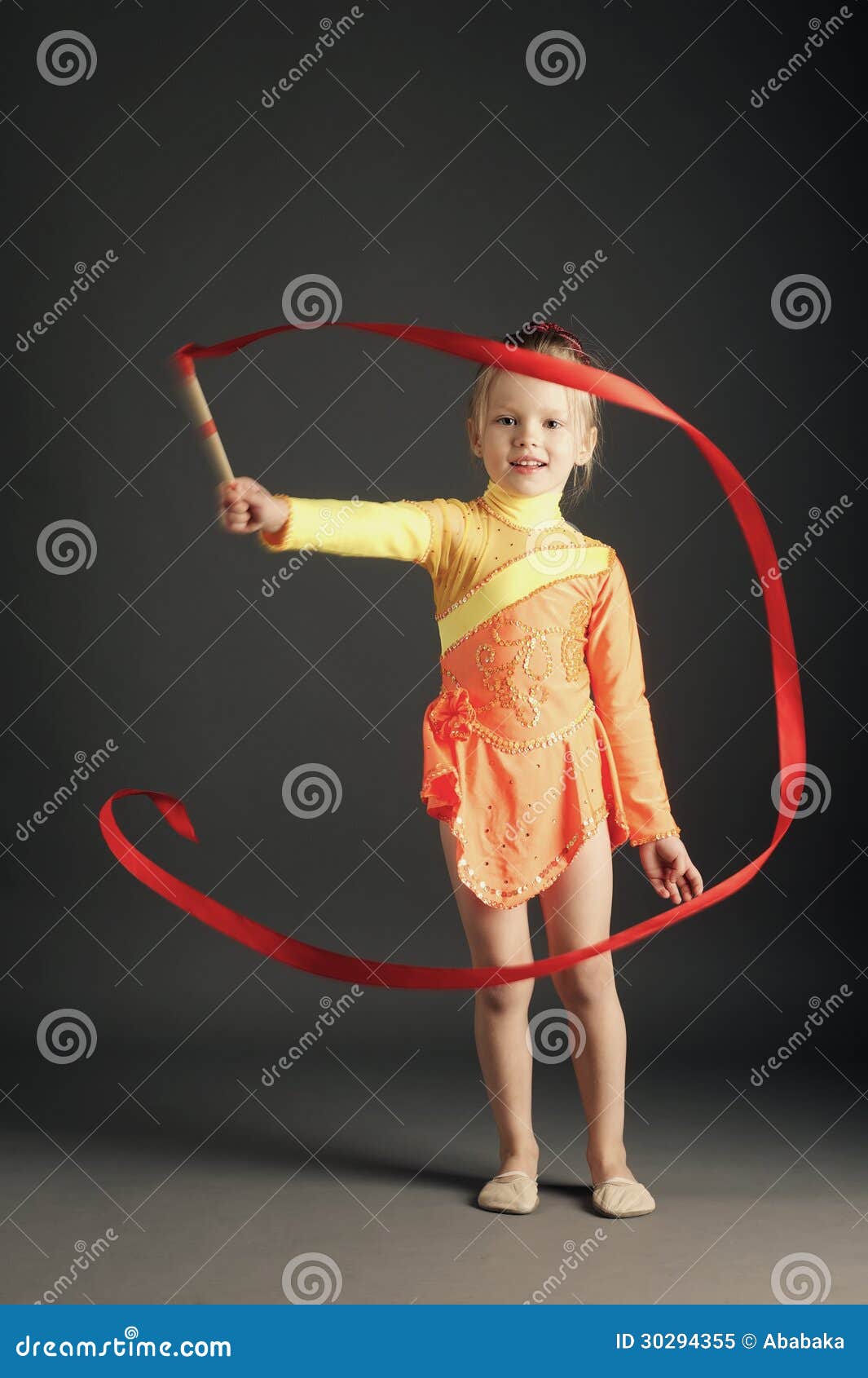 Gimnasia De La Niña Con La Cinta Imagen de archivo - Imagen de standing,  activo: 30294355