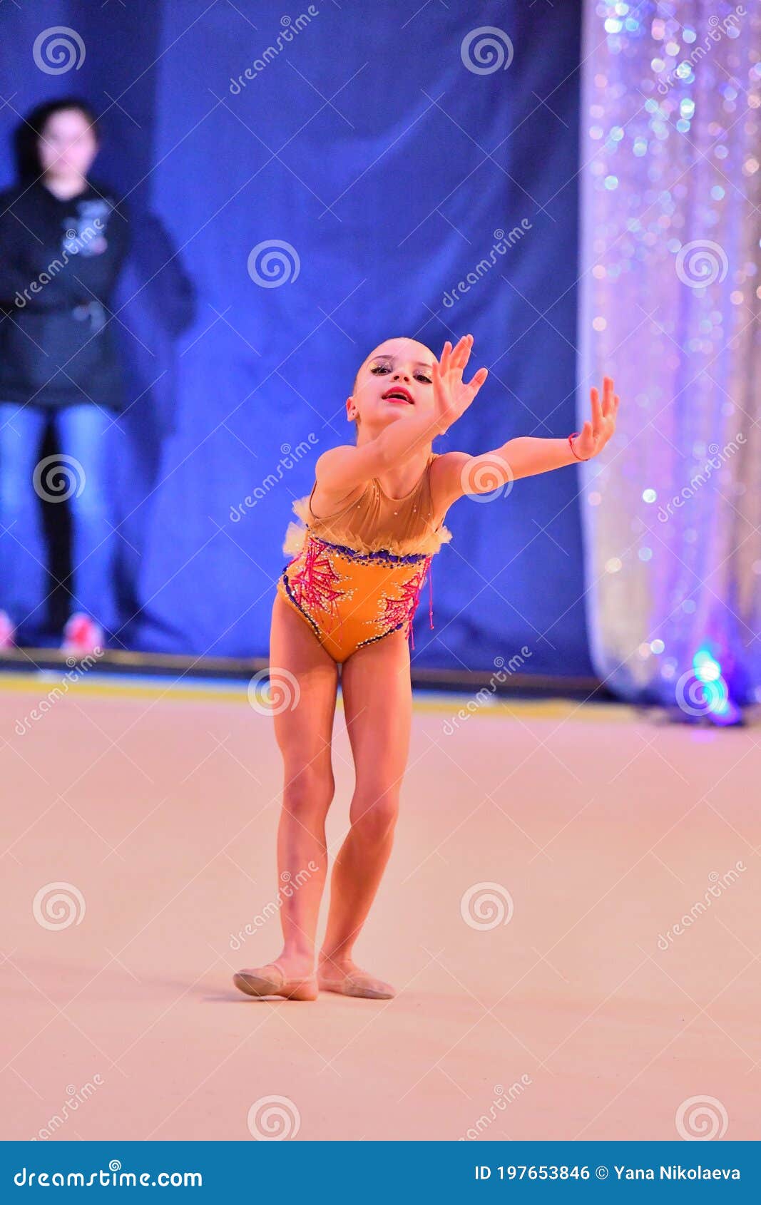 Gimnasia Rítmica Niña De 8 Años Foto editorial - Imagen de muchacha,  competencias: 197653846