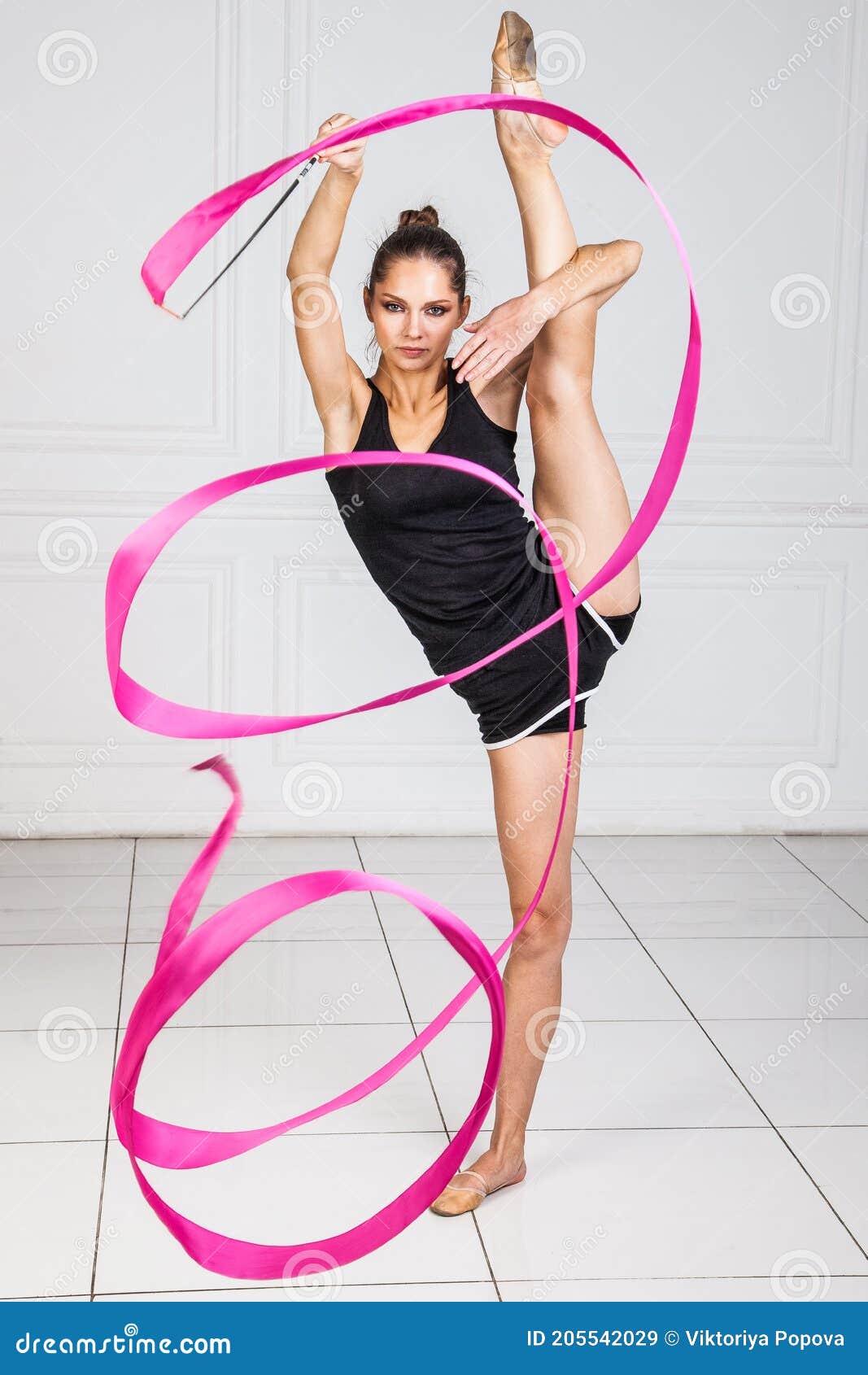 Gimnasta De Niña De Pie Con La Pierna Levantada Con Una Cinta Gimnástica  Rosa. Concepto De Gimnasia Rítmica Deportiva Para Niñas. Imagen de archivo  - Imagen de arte, sano: 205542029