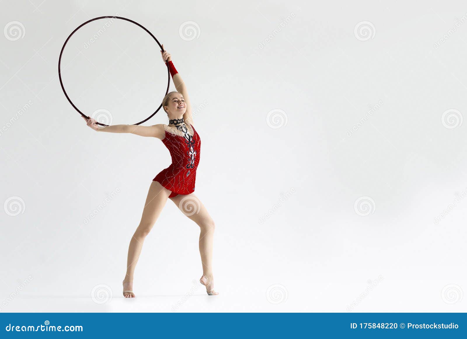 niña haciendo gimnasia con aro aislado sobre fondo blanco