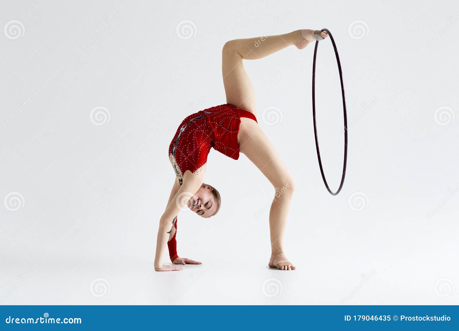 niña haciendo gimnasia con aro aislado sobre fondo blanco