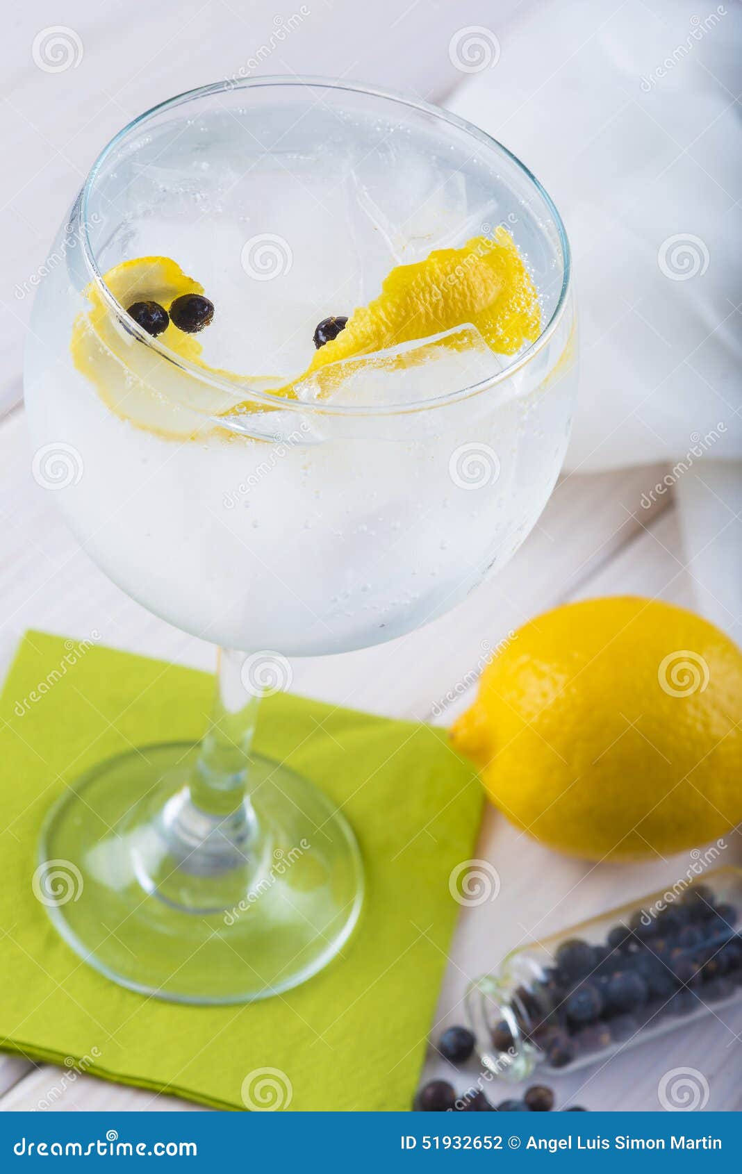 Gin Tonic Auf Einem Highball Glas Stockfoto Bild von kalk, kalt 51932652