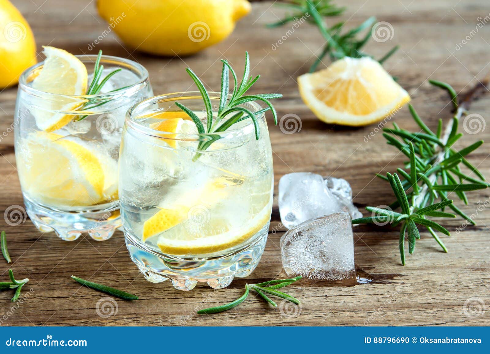 Gin Tonic Cocktail Met Citroen, Rozemarijn Stock Foto Image of