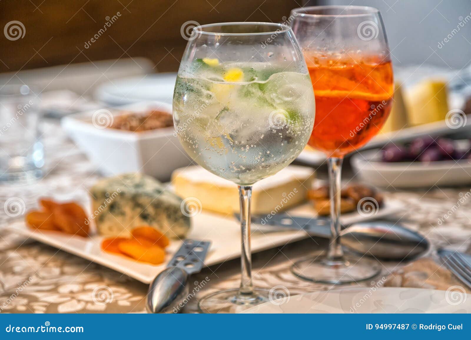 Gin Tonic e Aperol Spritz imagem de stock. Imagem de vidro 94997487