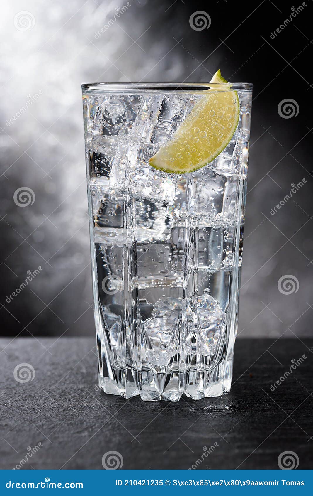 Gin Tonic mit Eis und Kalk stockbild. Bild von würfel 210421235