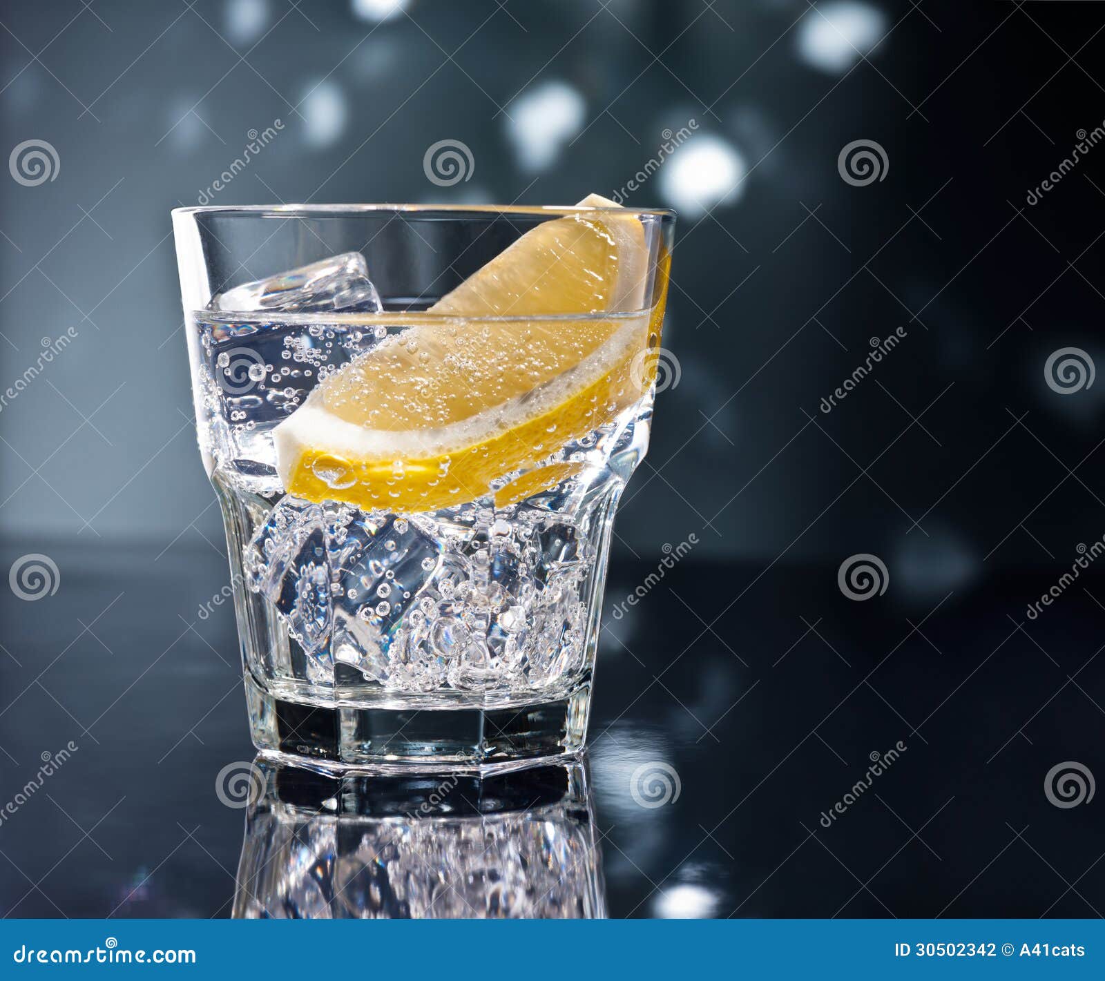 Gin Tonic o Tom Collins foto de archivo. Imagen de hielo 30502342