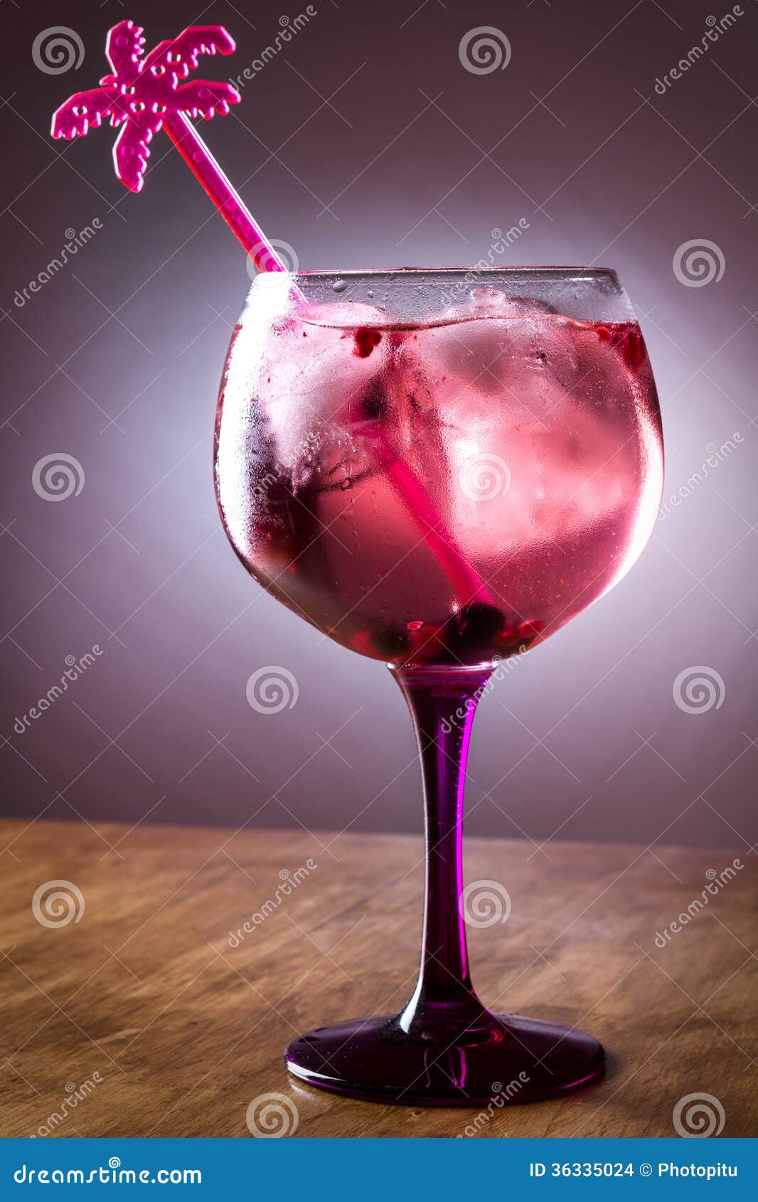 Gin_tonic_red_fruit foto de stock. Imagem de evento, fruta 36335024