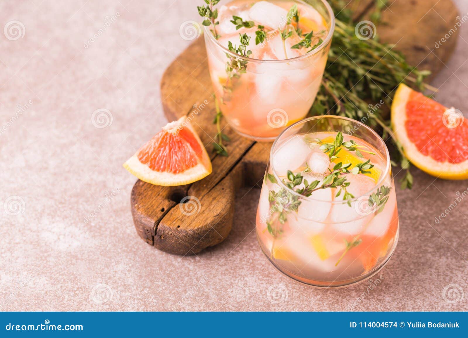 Ginbitterlemon Mit Thymian Und Pampelmuse Fruchtlimonade Stockfoto ...