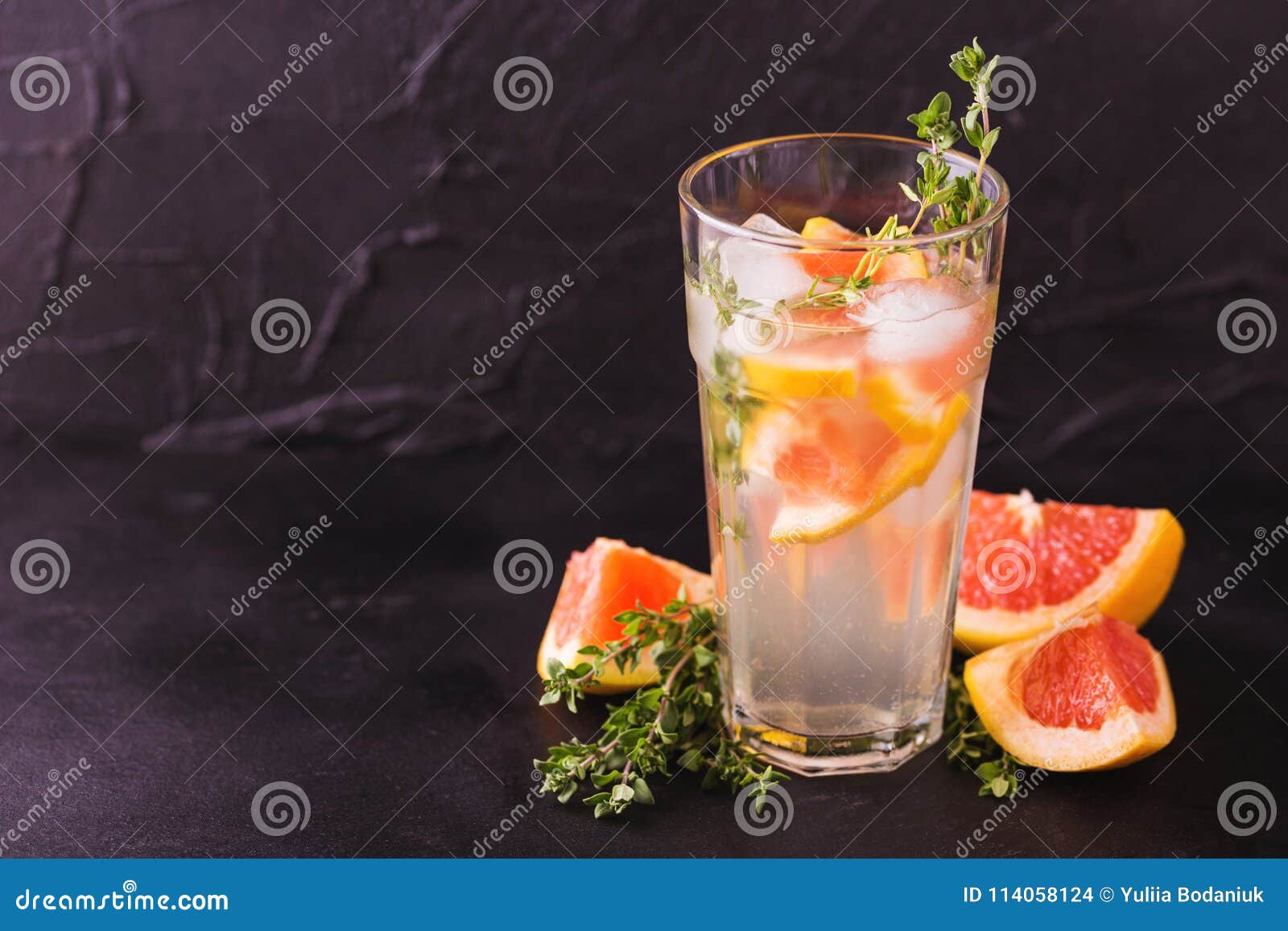 Ginbitterlemon Mit Thymian Und Pampelmuse Fruchtlimonade Stockfoto ...