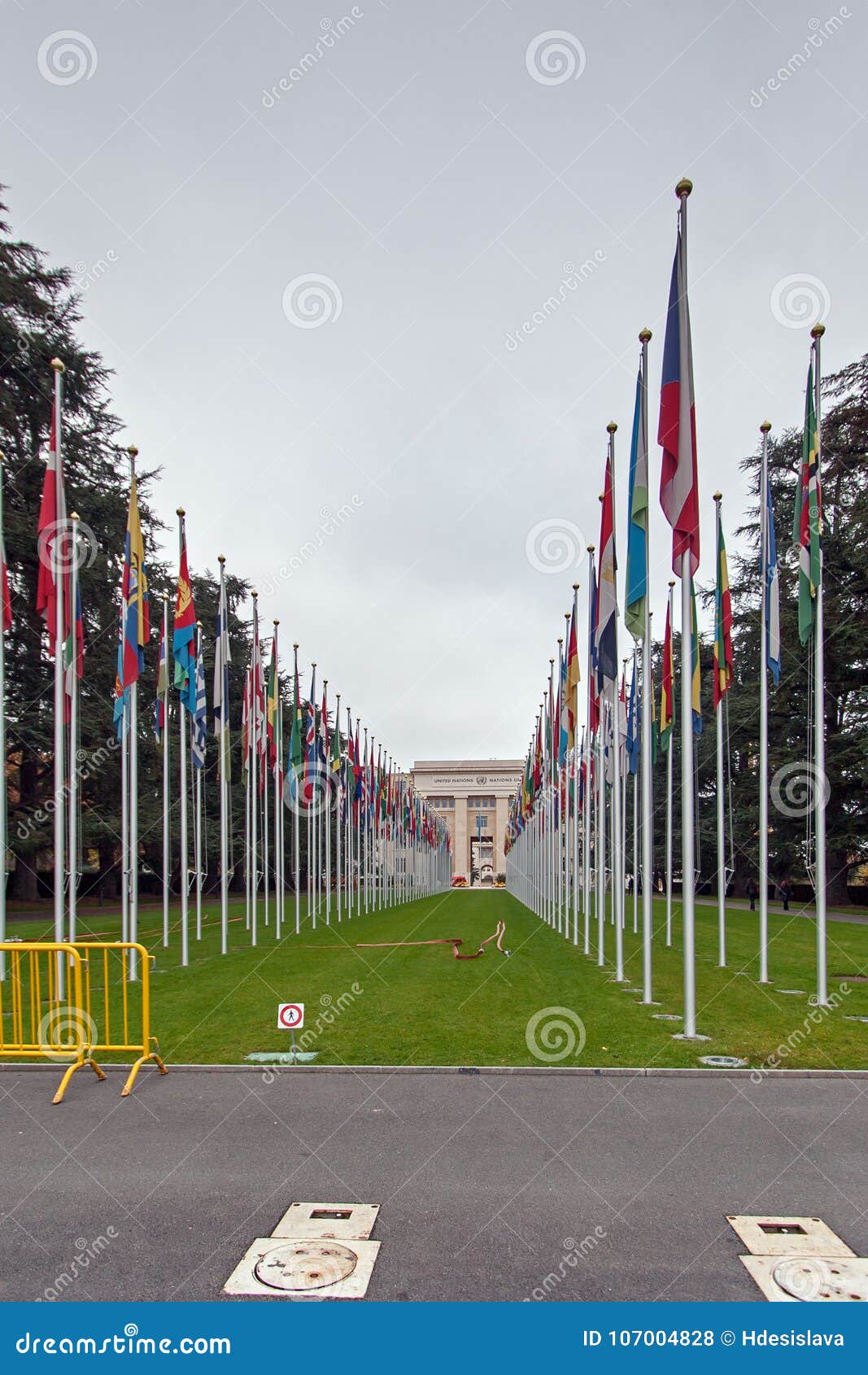 GINEBRA, SUIZA - 30 DE OCTUBRE DE 2015: Naciones Unidas que construyen con las banderas en Ginebra, Suiza