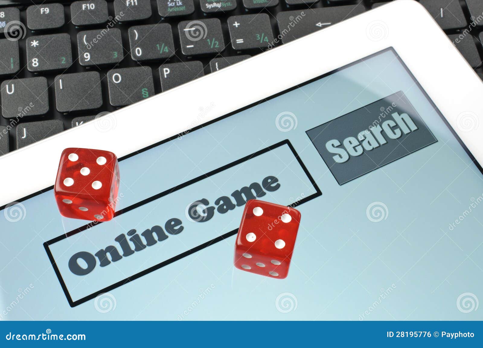 Giocando i dadi per il gioco online sulla tastiera di computer