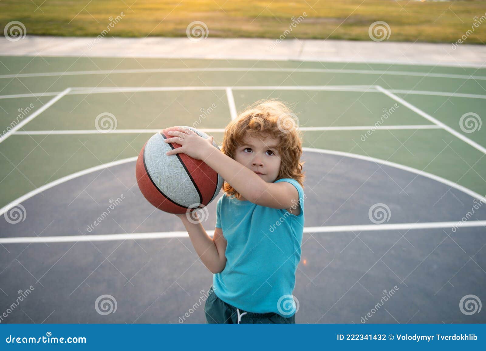 Giocare a Basket Bambini. Bel Bambino Che Tiene in Mano Una Palla Di Cesta  Per Fare Un Punteggio. Sport Per Bambini. Fotografia Stock - Immagine di  pallacanestro, divertimento: 222341432
