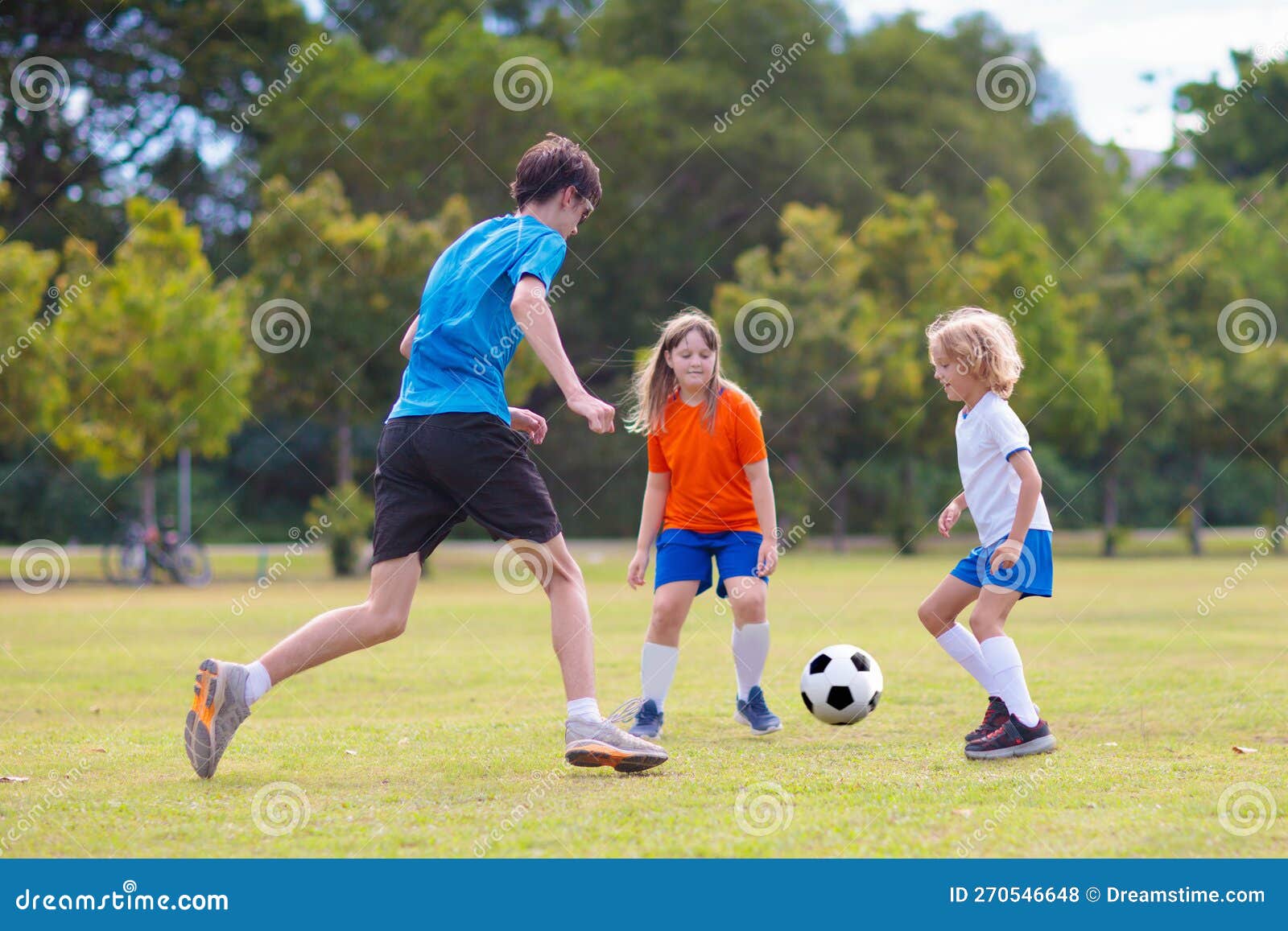 Giocare a Calcio. Bambino Nel Campo Di Calcio Fotografia Stock - Immagine  di capitano, bambini: 270546648