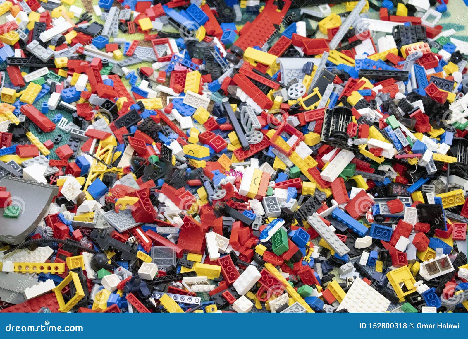 Giocattoli Di Lego Brick Misti Sulla Terra Fotografia Stock Editoriale -  Immagine di adulti, attività: 152800318