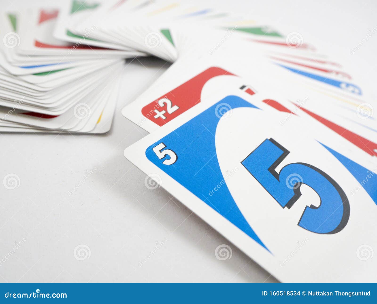 Giochi Con Carte UNO Popolari in Tutte Le Età Immagine Stock Editoriale -  Immagine di bambini, tutti: 160518534