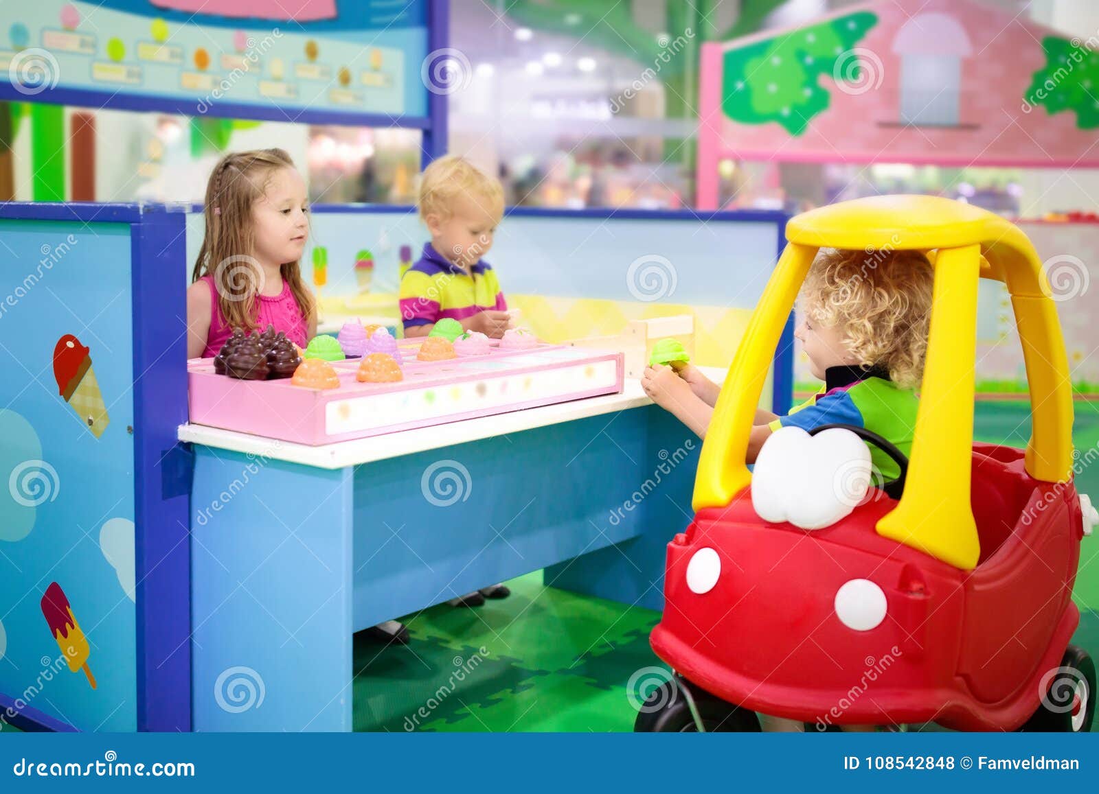 Gioco Dei Bambini Al Supermercato O Alla Drogheria Del Giocattolo  Fotografia Stock - Immagine di mall, colorato: 108542848