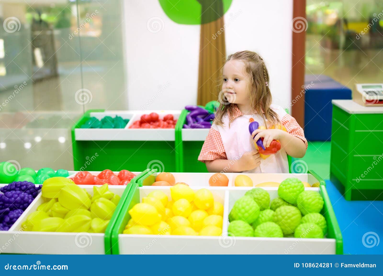 Gioco Dei Bambini Al Supermercato O Alla Drogheria Del Giocattolo  Fotografia Stock - Immagine di mall, colorato: 108542848