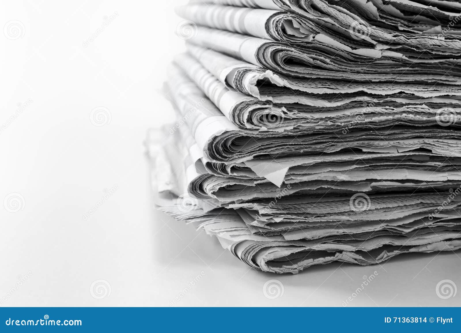 Giornale. I giornali hanno piegato ed impilato il concetto per le comunicazioni globali ed i media