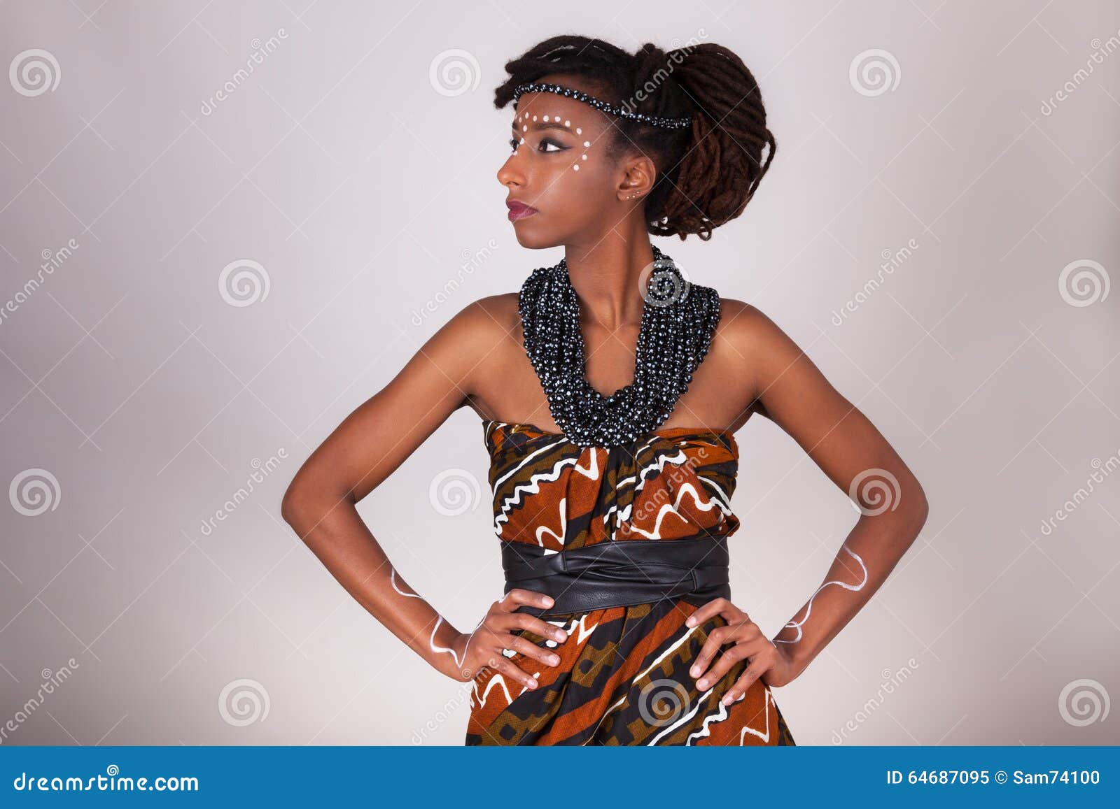 Giovane Bella Donna Africana Che Indossa I Vestiti Tradizionali E J Immagine Stock Immagine Di Verniciato Etnico