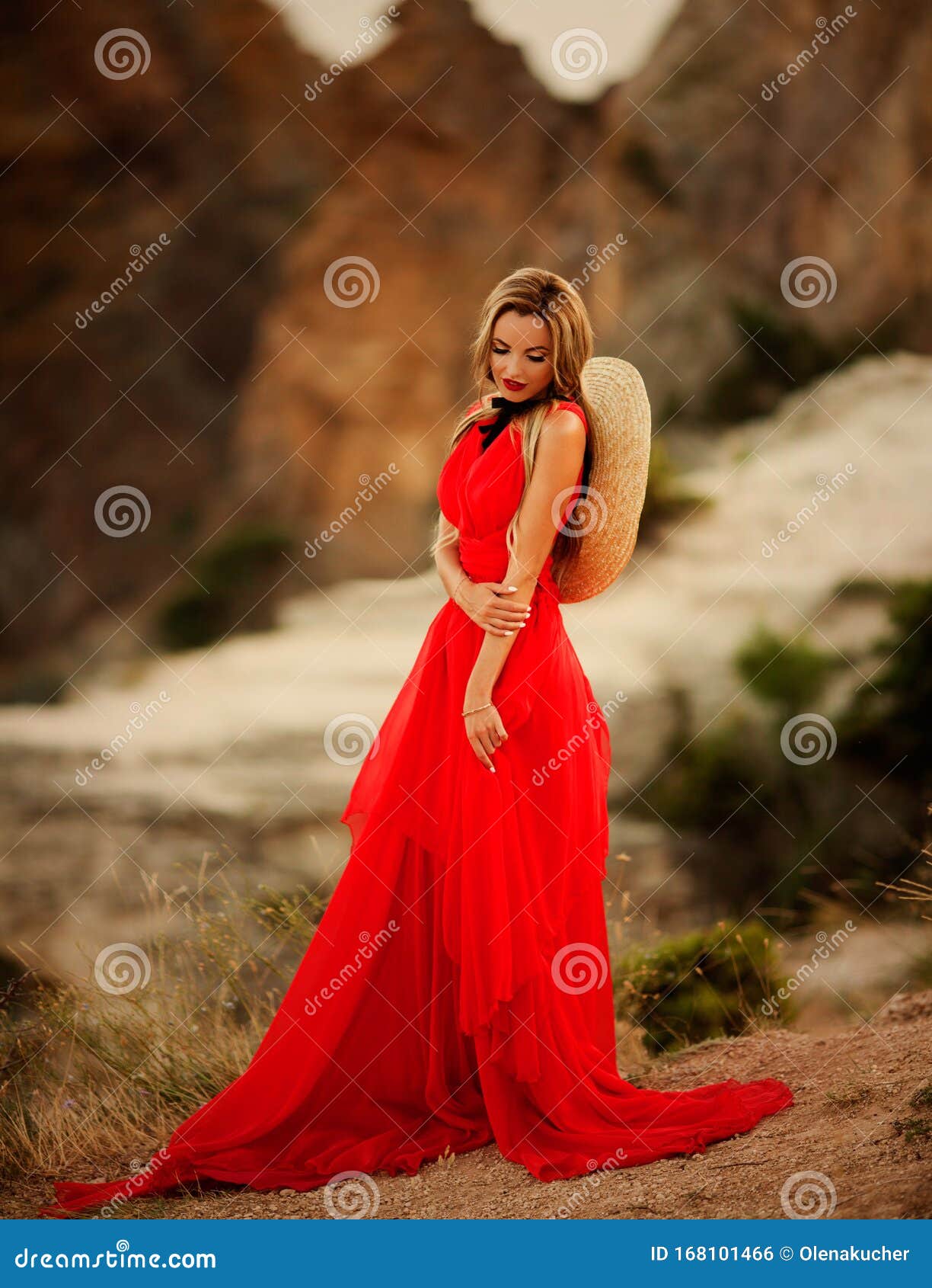 Madonna Vestita Di Rosso Significato Giovane Bella Donna Vestita Di Rosso Che Guarda Il Mare Delle Montagne