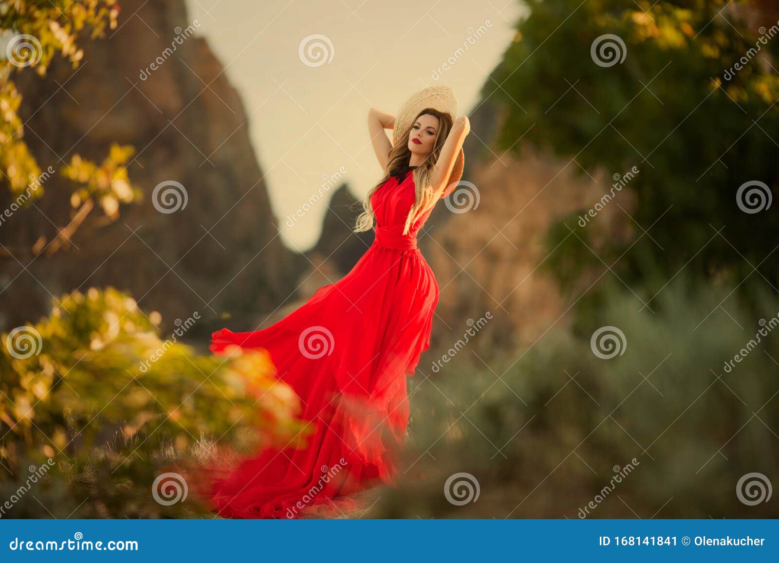 Madonna Vestita Di Rosso Significato Giovane Bella Donna Vestita Di Rosso Che Guarda Il Mare Delle Montagne