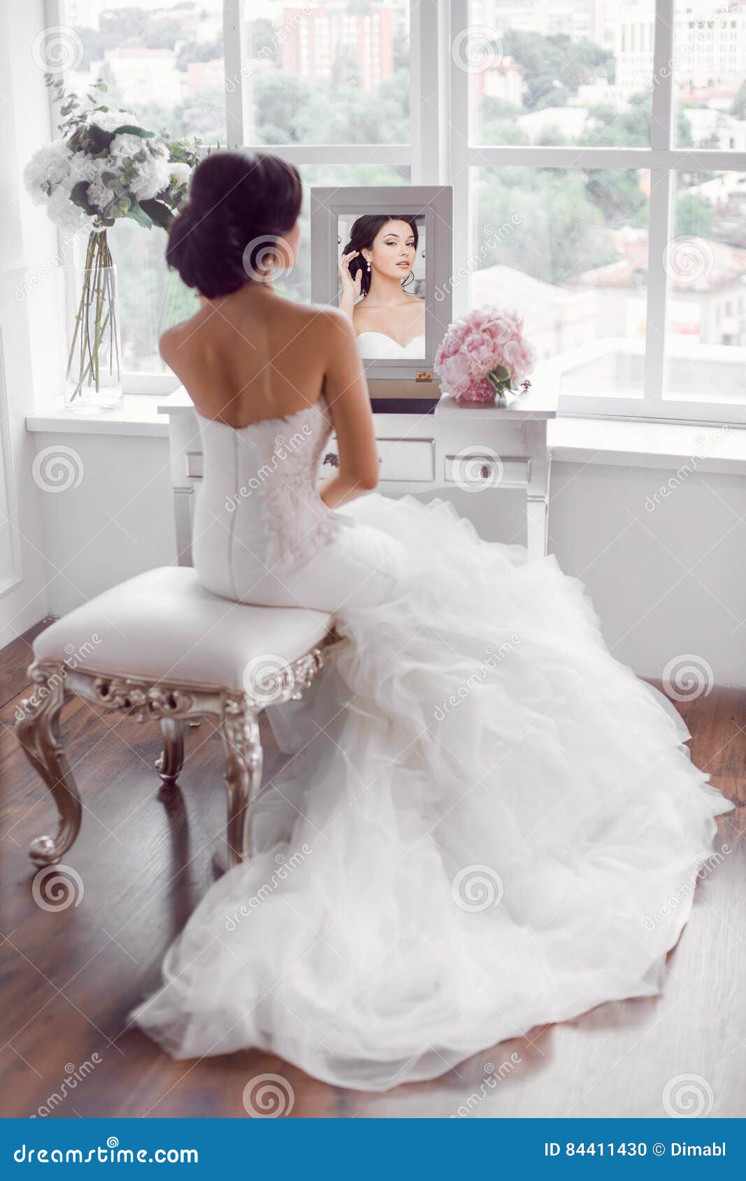 Giovane Bella Preparazione Della Sposa A Casa Fotografia Stock Immagine Di Vestiti Moderno