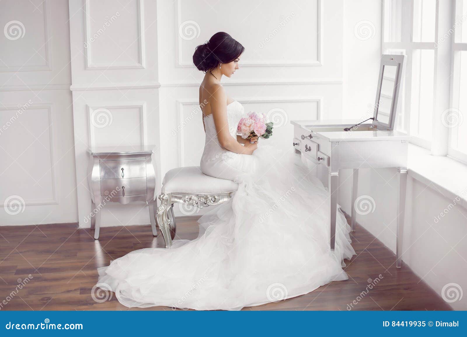 Giovane Bella Preparazione Della Sposa A Casa Immagine Stock Immagine Di Bridal Bride