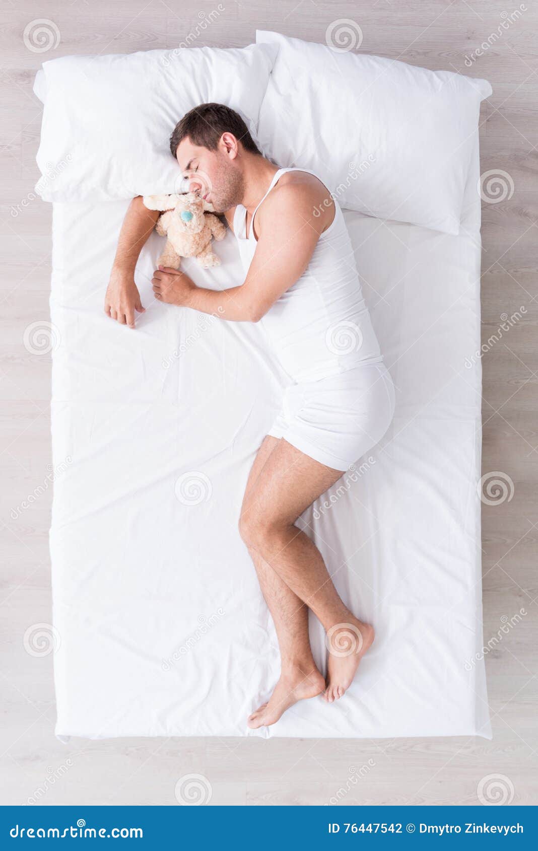 Приковала парня кровать. Фото мужика в кровати подарок. Парень обнимает подушку. Человечек обнимающий ноги на кровати.