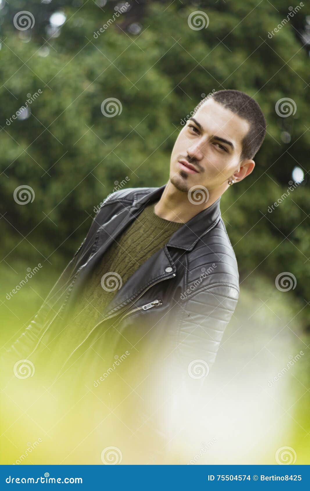 Giovane Bello - Sguardo Sexy Dell'uomo Fotografia Stock - Immagine di ...