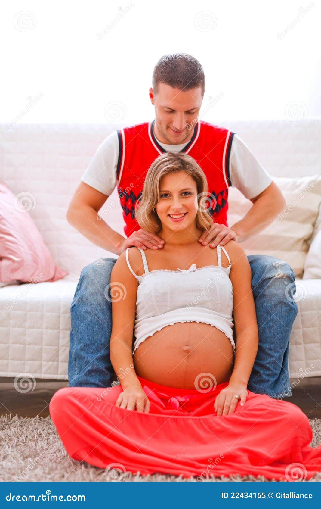 Giovane Che Rende A Massaggio Moglie Incinta Immagine Stock pic