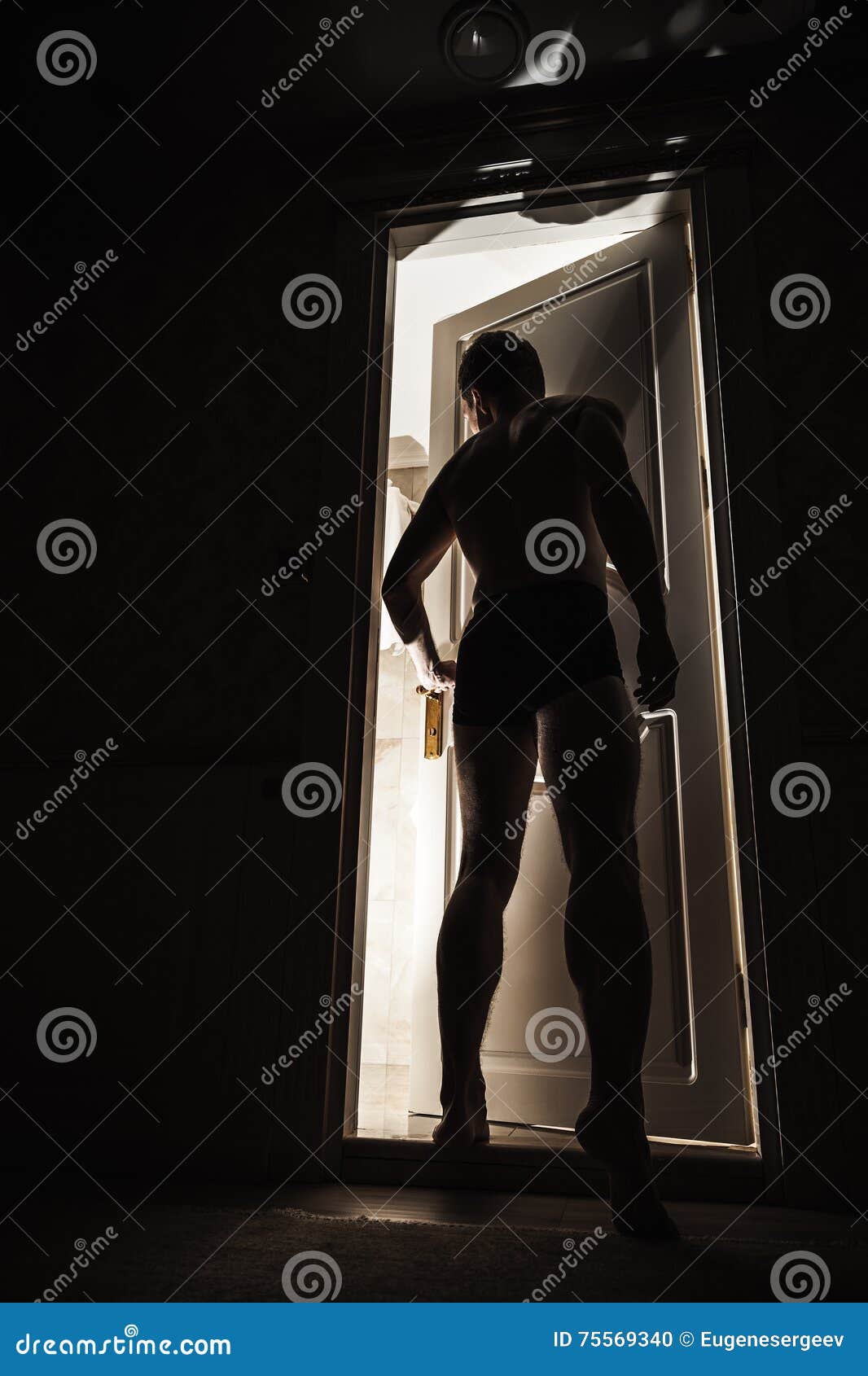 Giovane Che Sta Vicino Alla Porta Aperta Fotografia Stock Immagine di