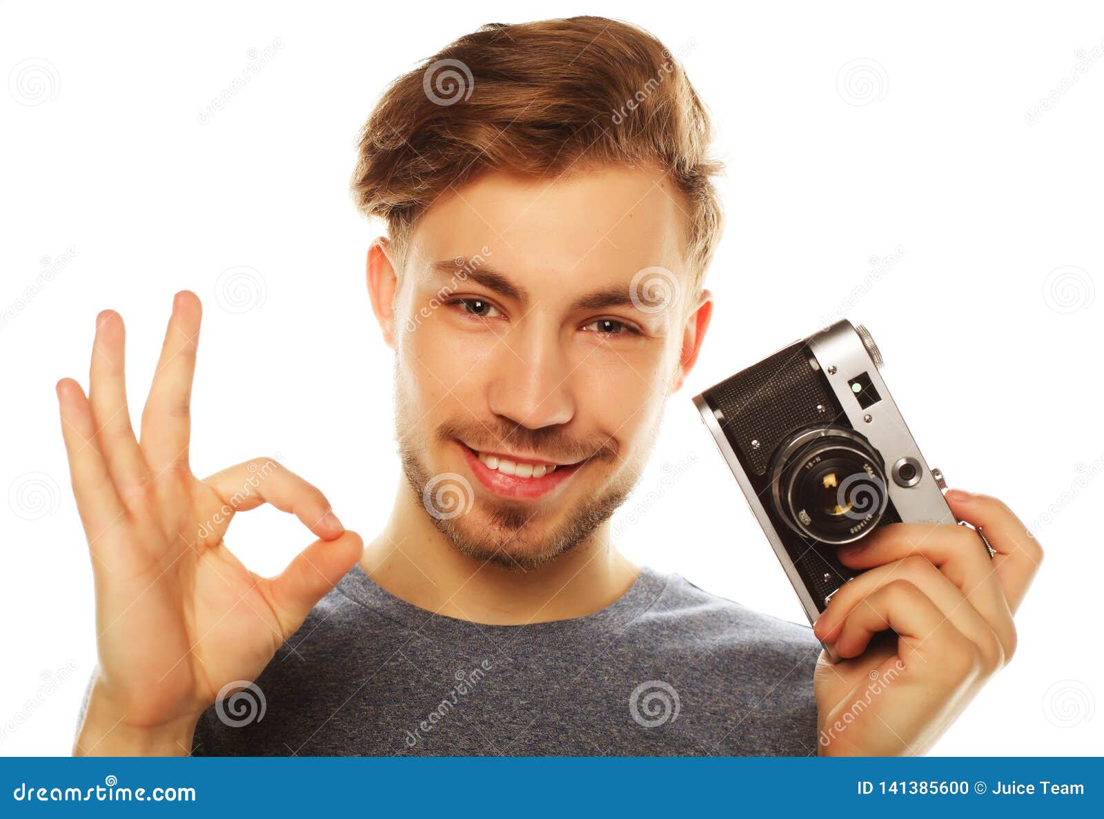 Giovane con la macchina fotografica Isolato sopra fondo bianco. Giovane uomo felice con la macchina fotografica Isolato sopra fondo bianco