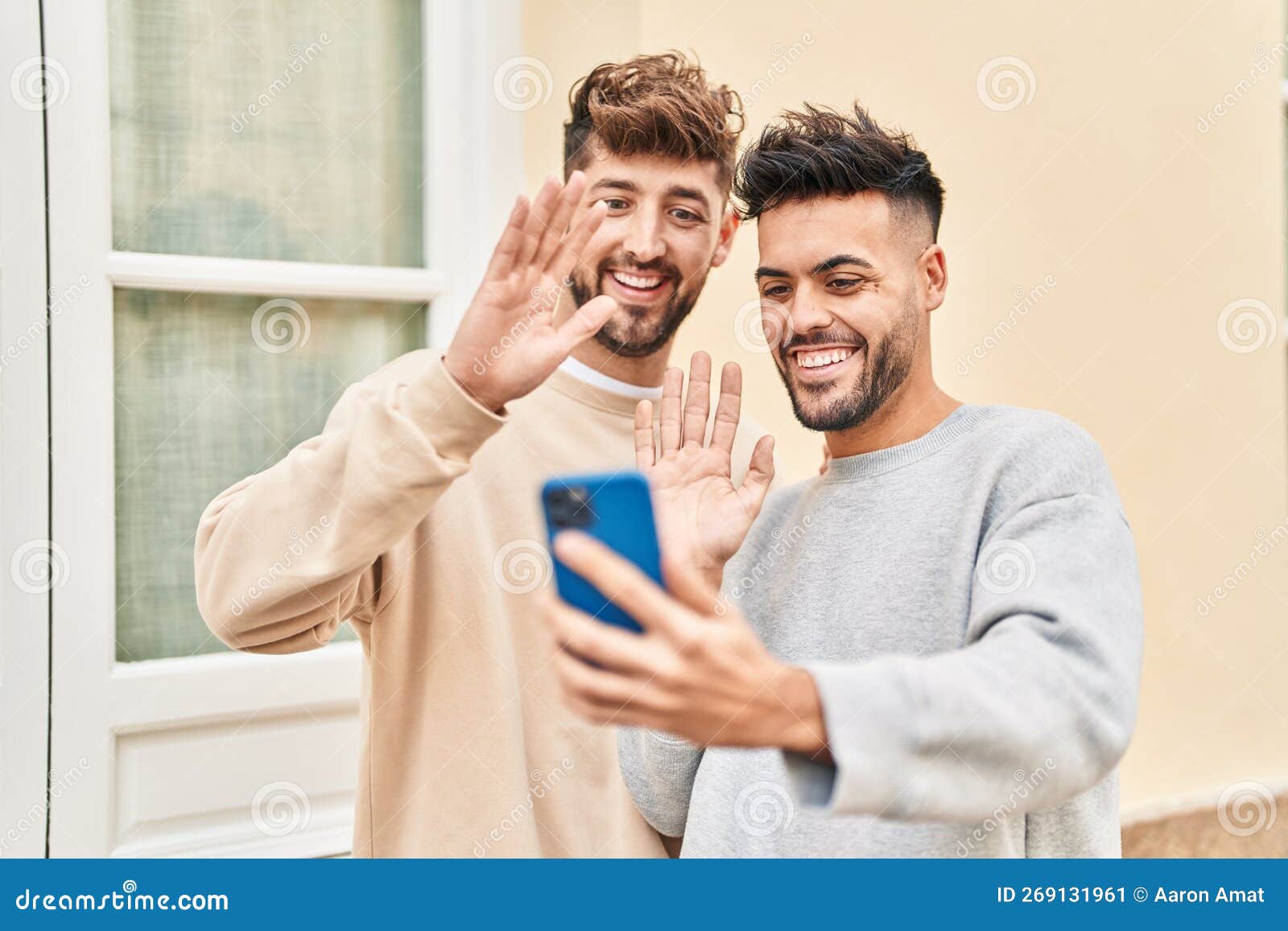 Foto Di Una Giovane Coppia Di Fidanzati Tentati Ragazza Con Una Ragazza Con  Una Ragazza Con Il Petto in Manetta E Una Telecamera I Fotografia Stock -  Immagine di maschio, felice: 212853686