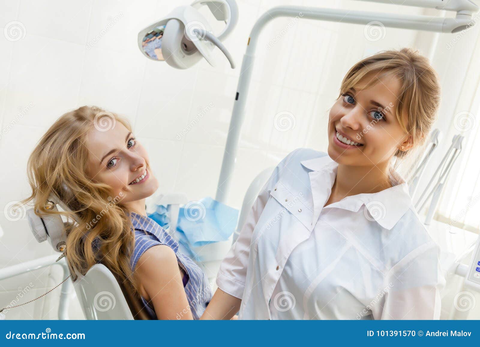 Giovane dentista della donna professionale ed il suo paziente nell'ufficio dentario