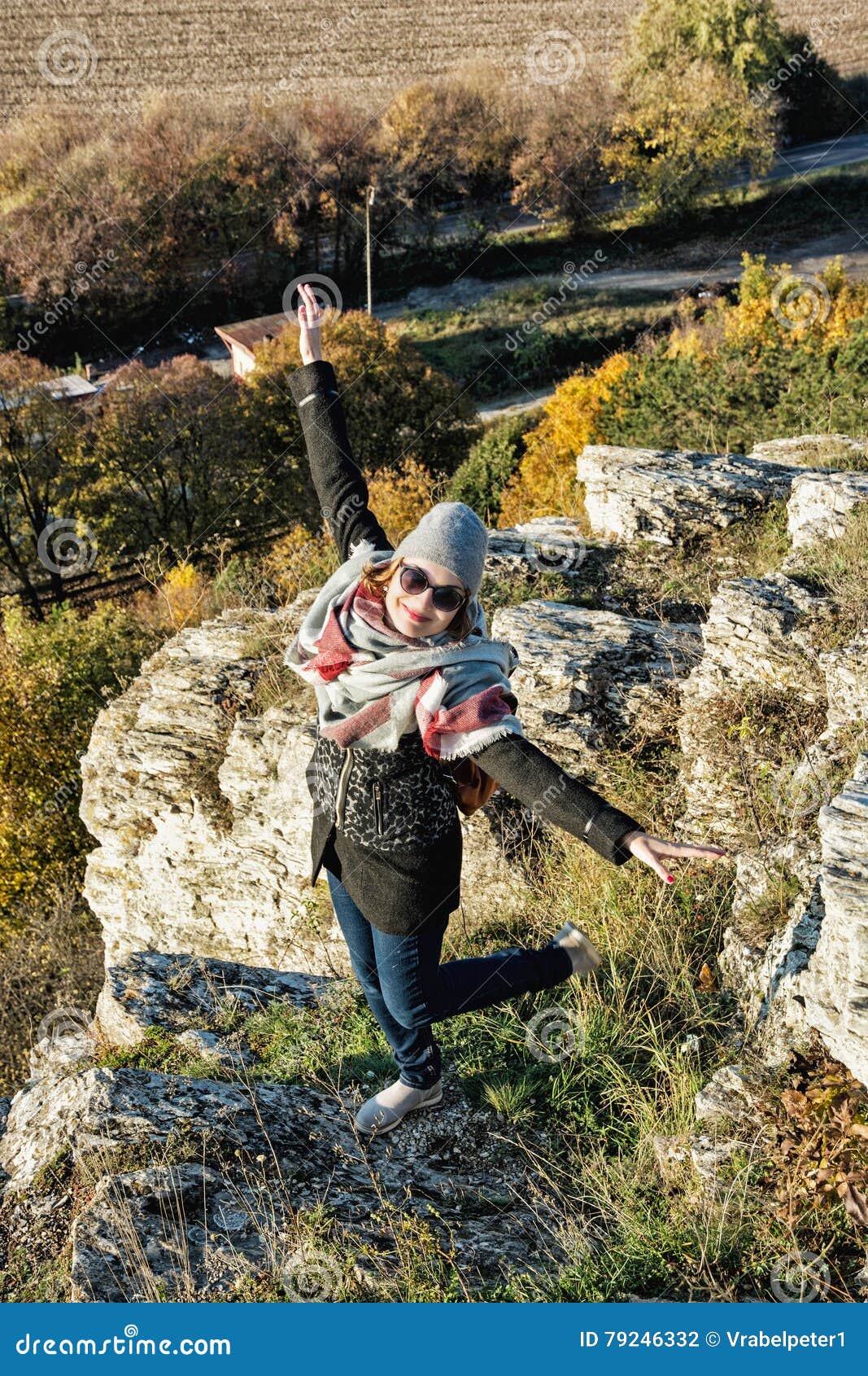 Giovane donna allegra che posa in attrezzatura di autunno, sce naturale di aria aperta. Giovane donna allegra che posa in attrezzatura di autunno Scena naturale di aria aperta Bellezza e modo Emozioni positive