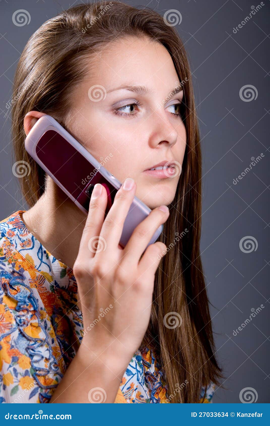Посмотрел телефон жены. Девушка с телефоном. Фото с телефона девушки. Девушка с мобильным телефоном. Девушка говорит.