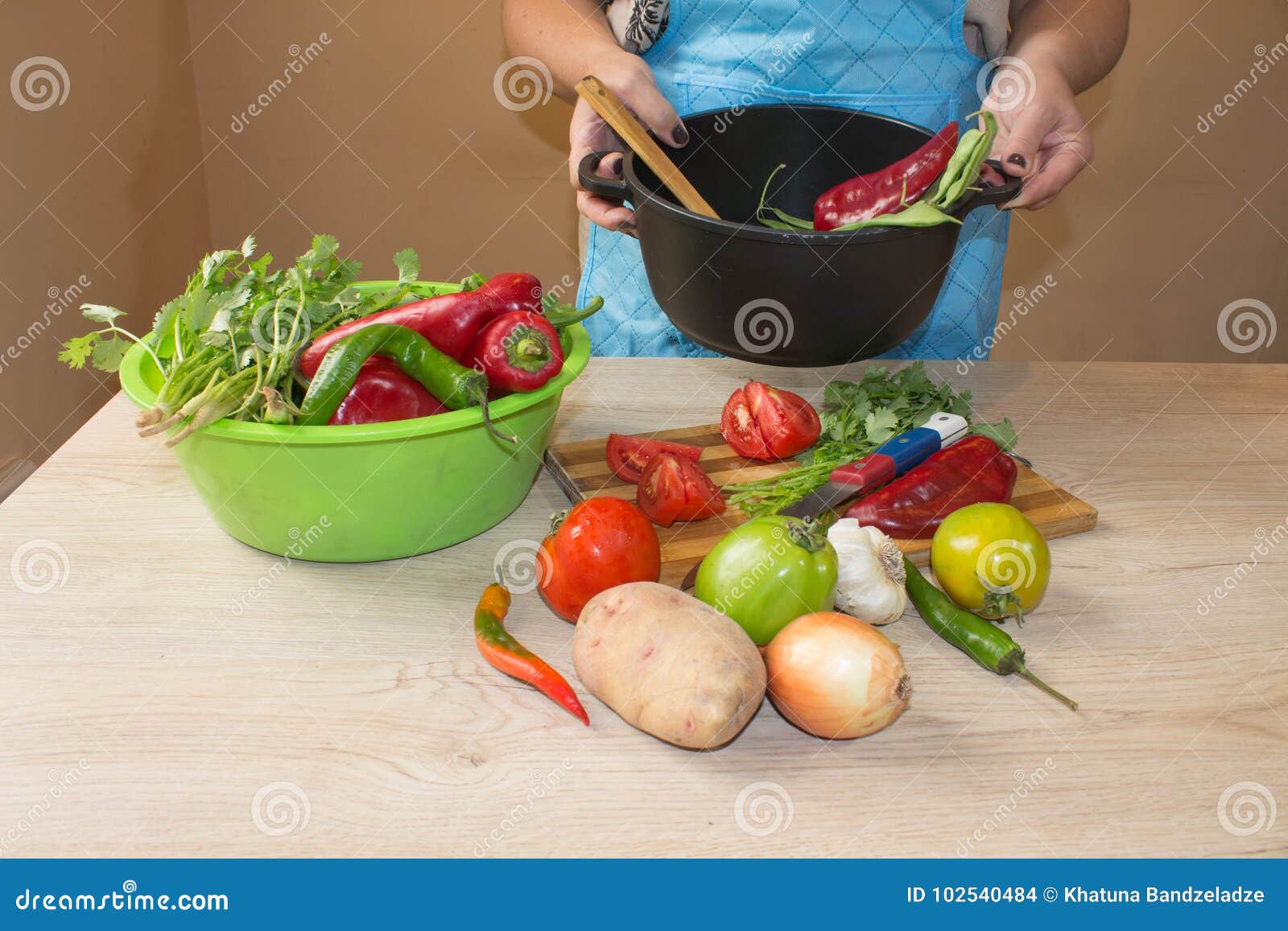 Giovane donna che cucina nella cucina Alimento sano Immagine potata delle verdure di taglio della ragazza per alimento Preparazione dei piatti