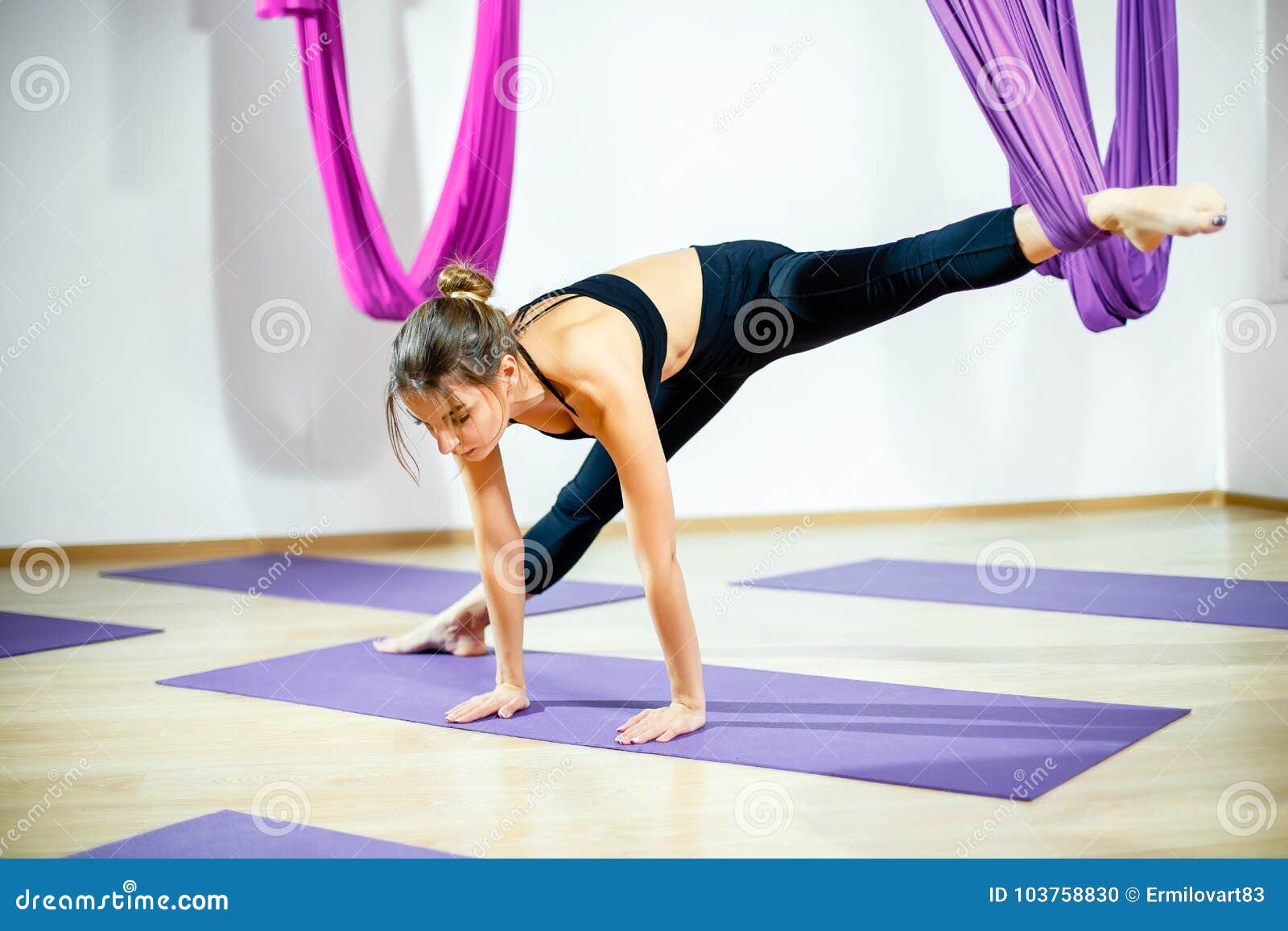 Giovane Donna Che Fa Allungando Gli Esercizi Facendo Uso Dell'amaca Yoga  Aerea Fotografia Stock - Immagine di salute, aereo: 103758830
