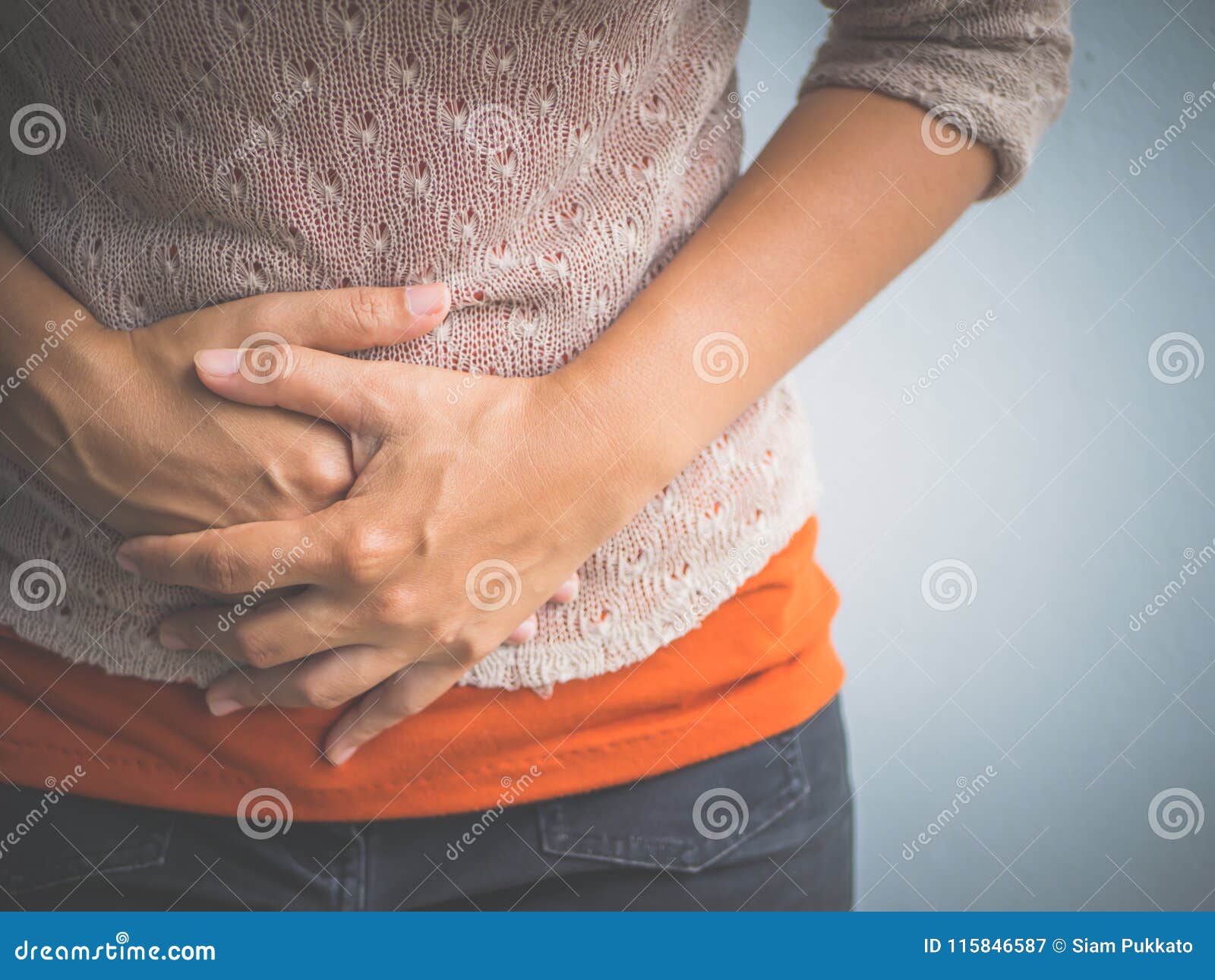 Giovane Donna Che Ha Mal Di Stomaco Doloroso Immagine ...