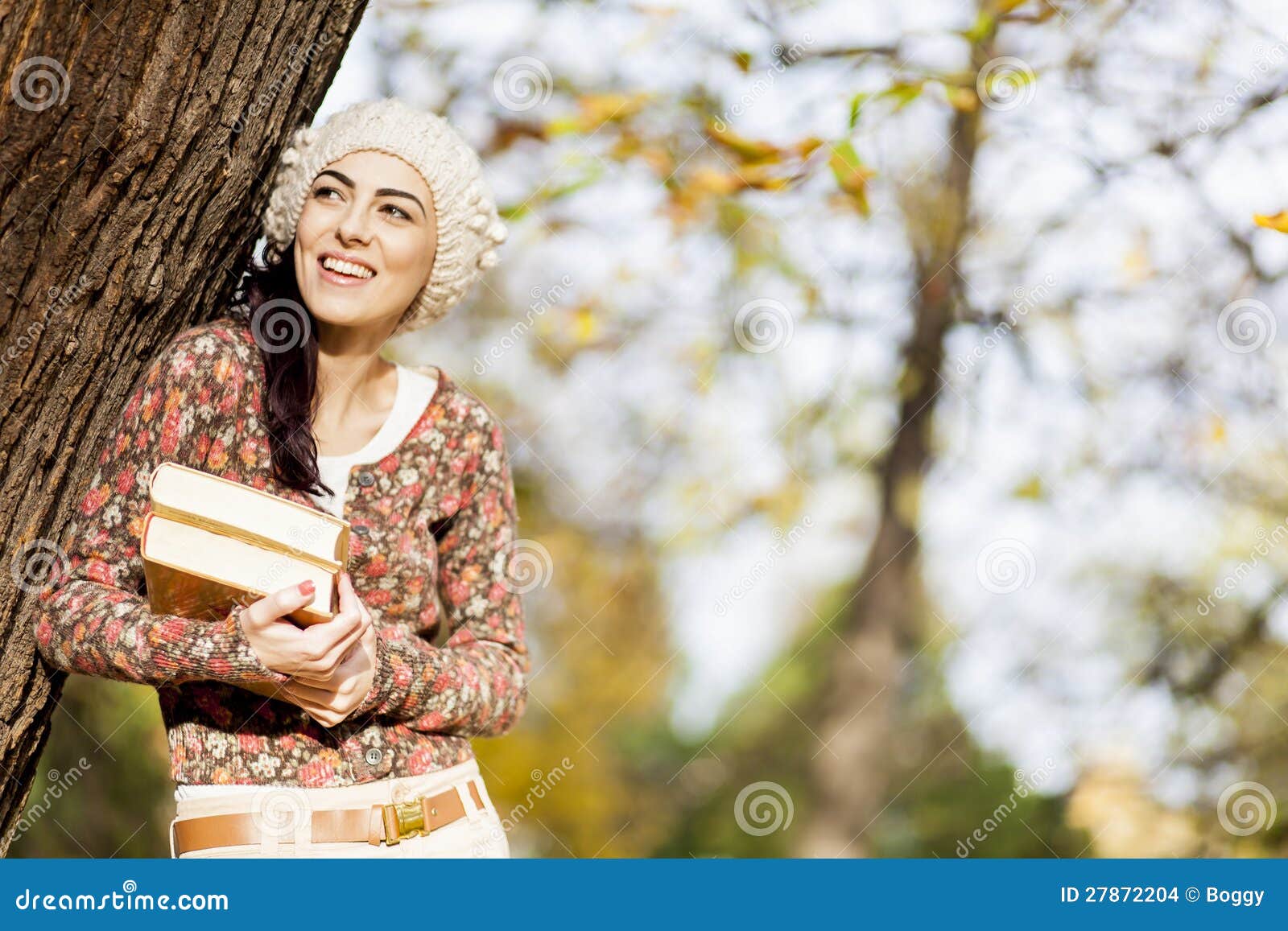 Giovane donna con i libri. Giovane donna felice con i libri nella foresta