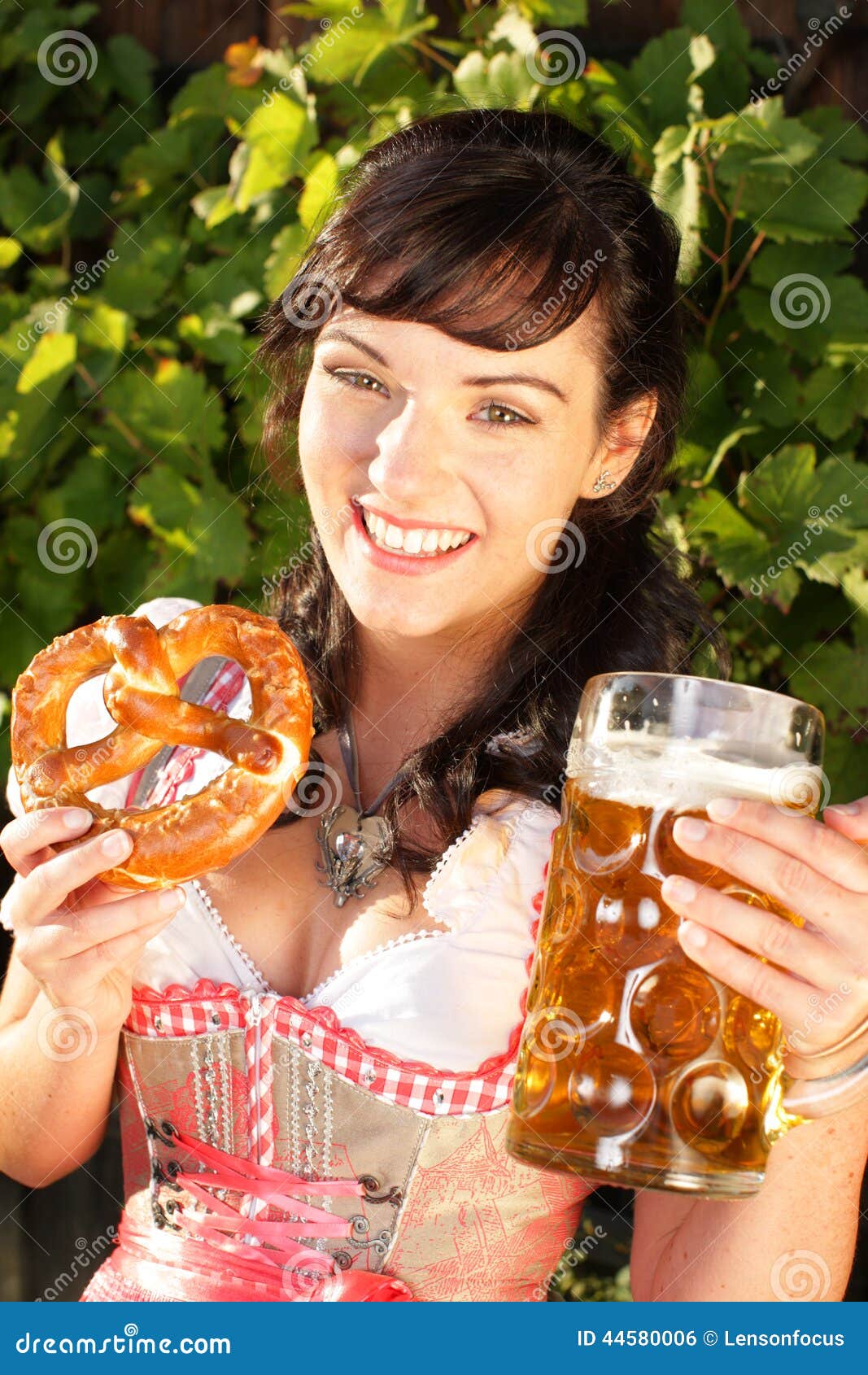 Giovane Donna Con I Vetri Di Birra E Il Bretzel Fotografia Stock